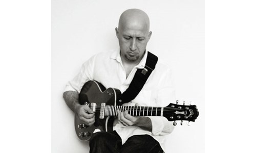 YAVUZ AKYAZICI  (GİTAR)